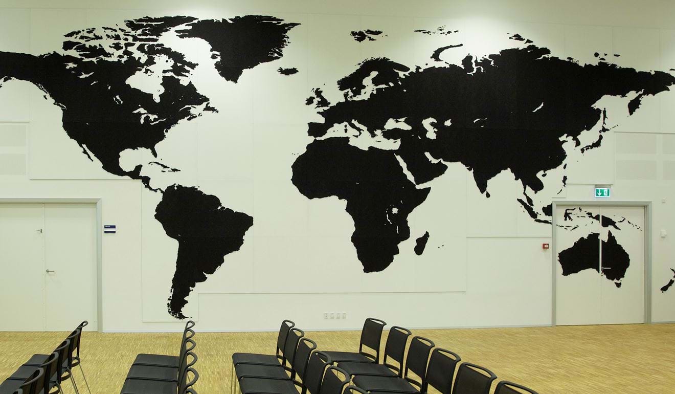 Udskåret verdenskort i filt opklæbet på væg