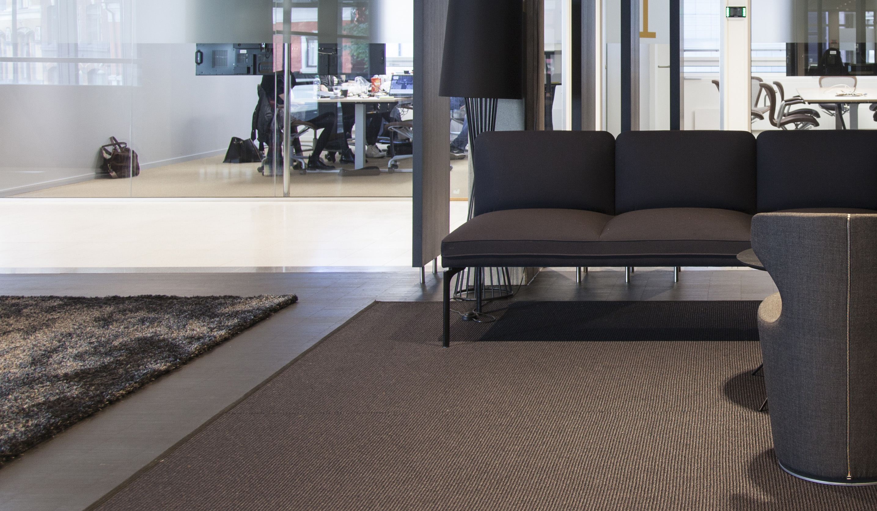 sisal areau rugs with brown seating