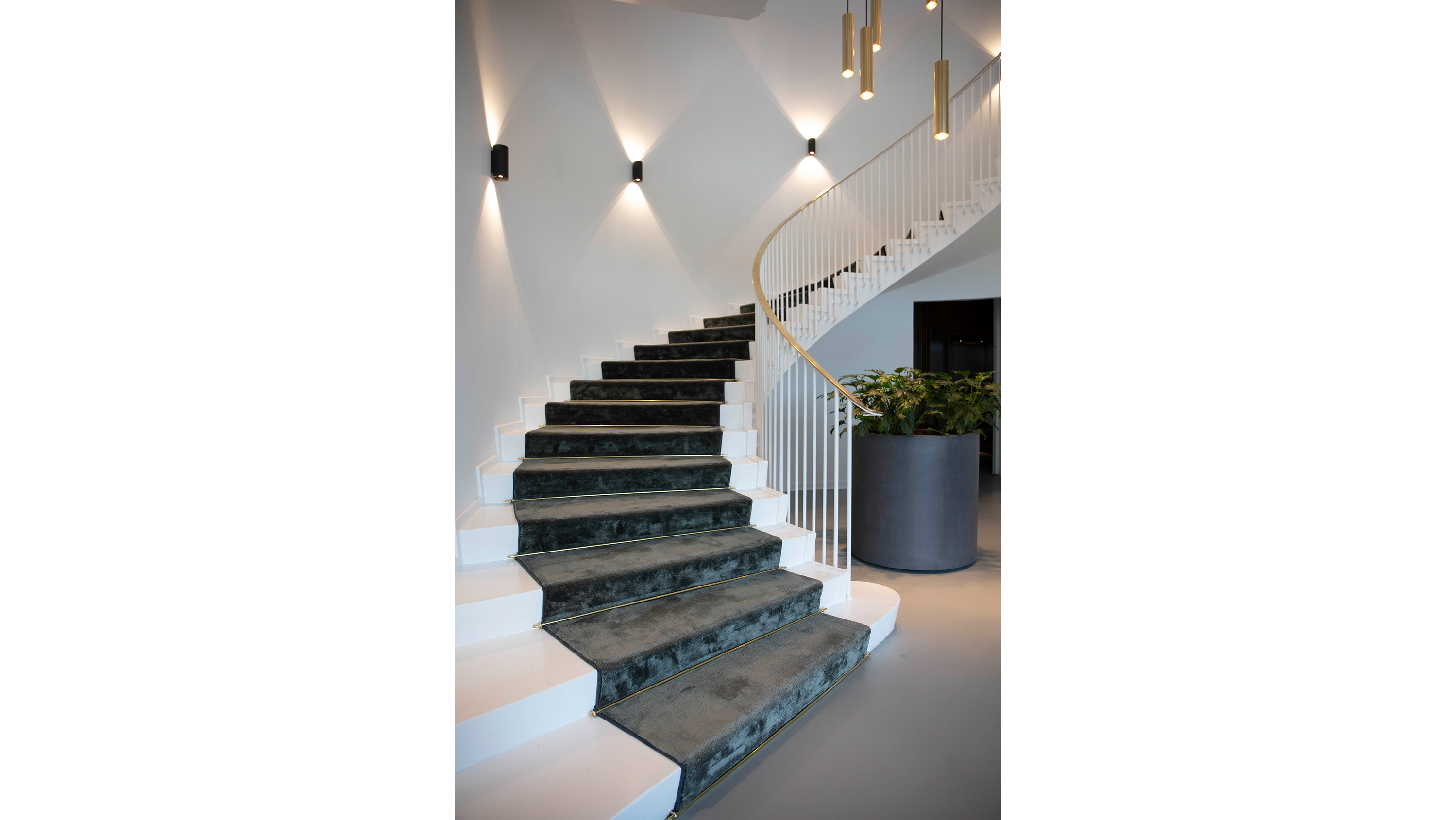 slide, Makalu tæppe på snoet trappe.jpg