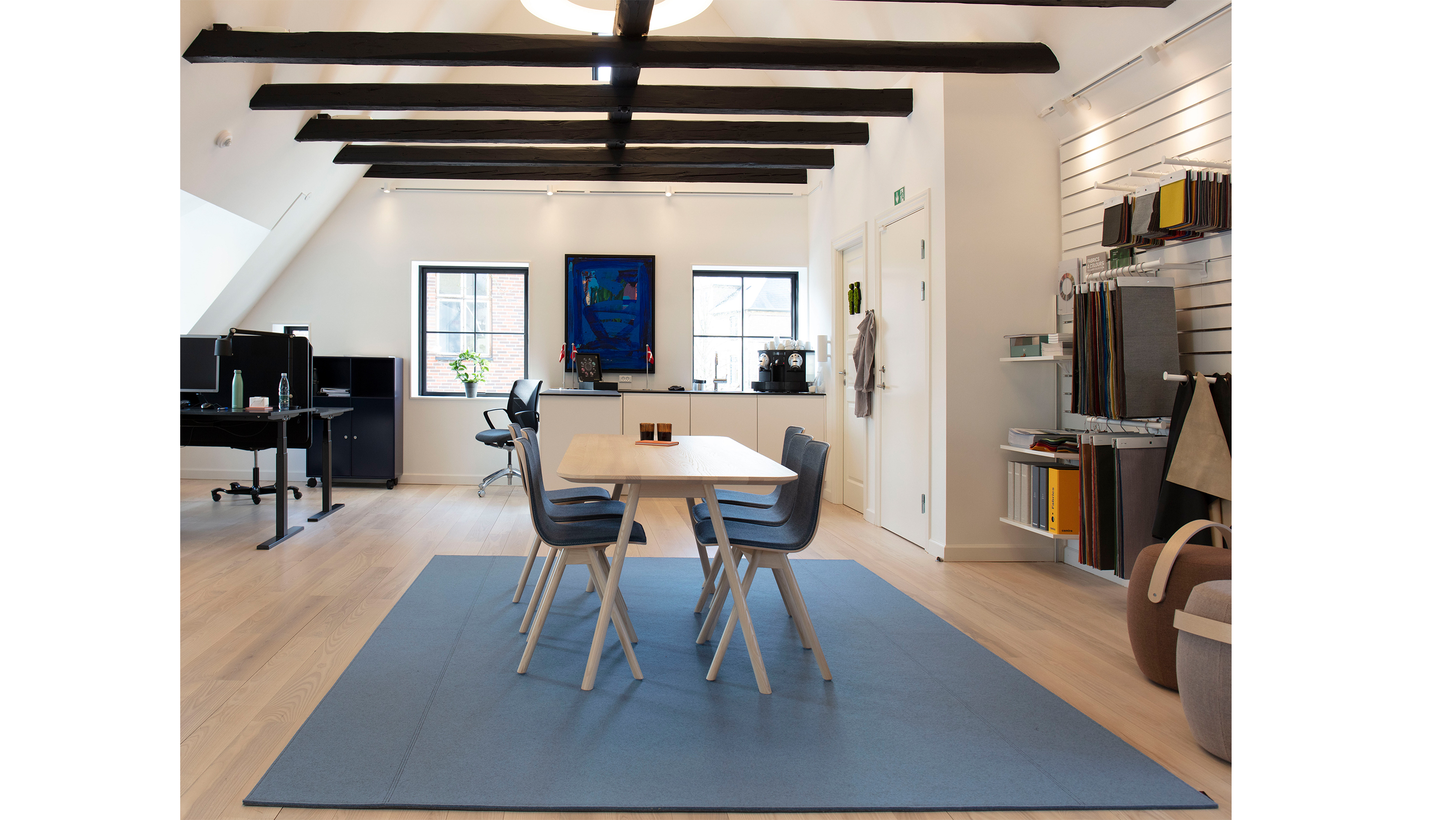 Filttæppe special design i showroom.jpg