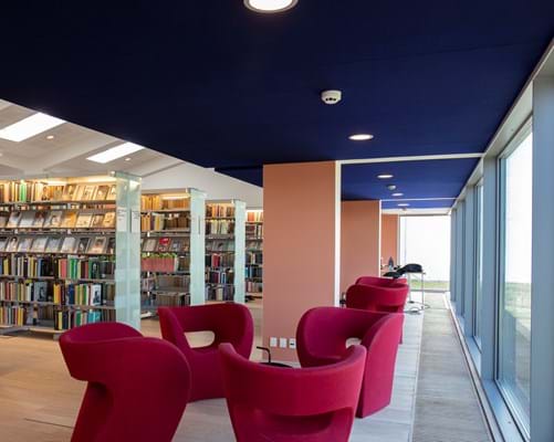 Filt på væg og loft, Hillerød bibliotek (1)