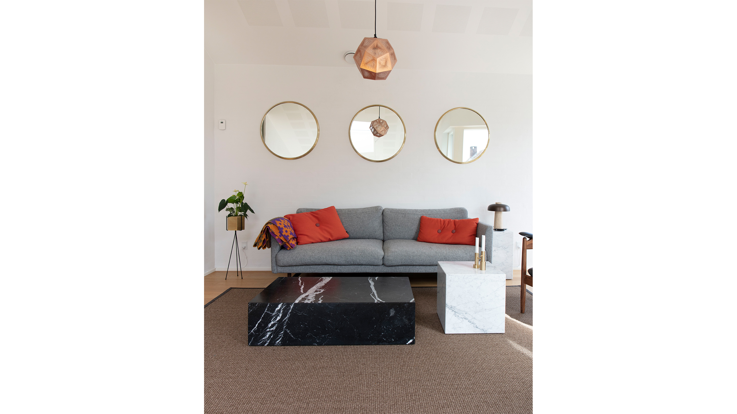 slide, afpasset tæppe, Lunar 4004 under sofa.jpg