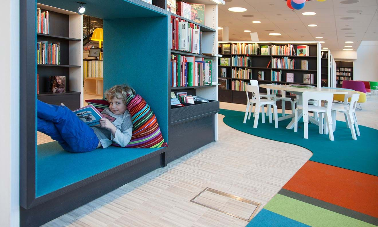 filt på gulv og væg på vallentuna bibliotek