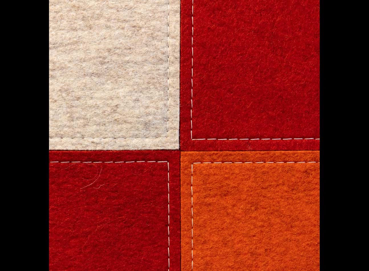 rød, orange og hvid filt i rektangler