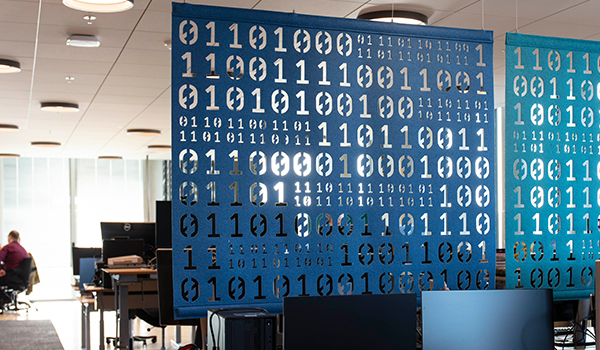 promo, covers i filt på kontor.jpg