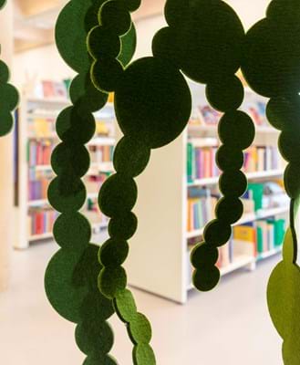 Grønt tangardin i filt, Hørsholm bibliotek