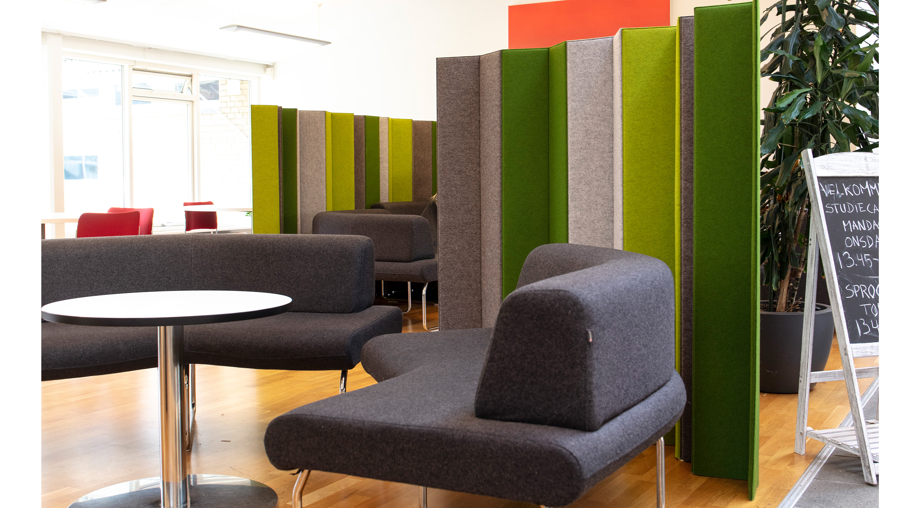 slide, to MixMax skærme omkring sofagrupper