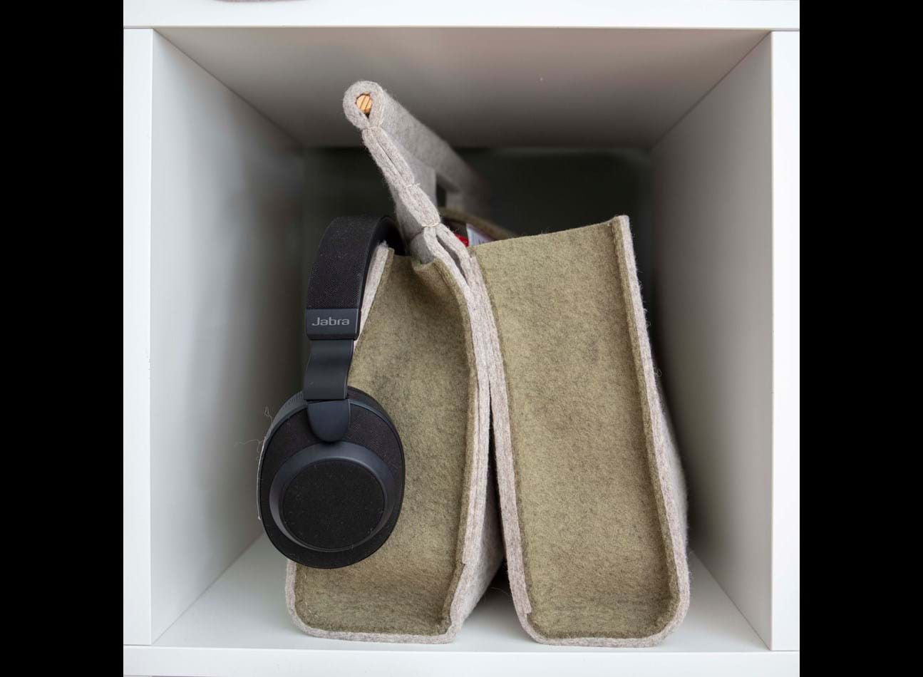 Filt tasker i farve beige og dust green med hørebøffer