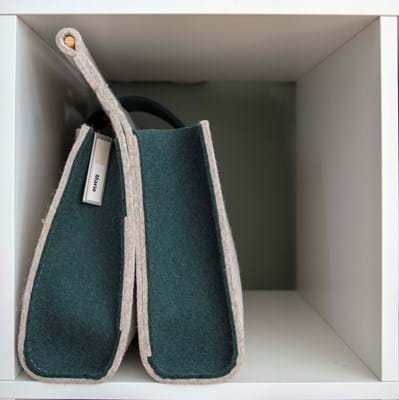 Filt tasker i farve beige og emerald i hvid reol