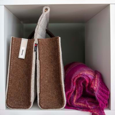 Filt taskei farve beige og deer med pink sjal i reol
