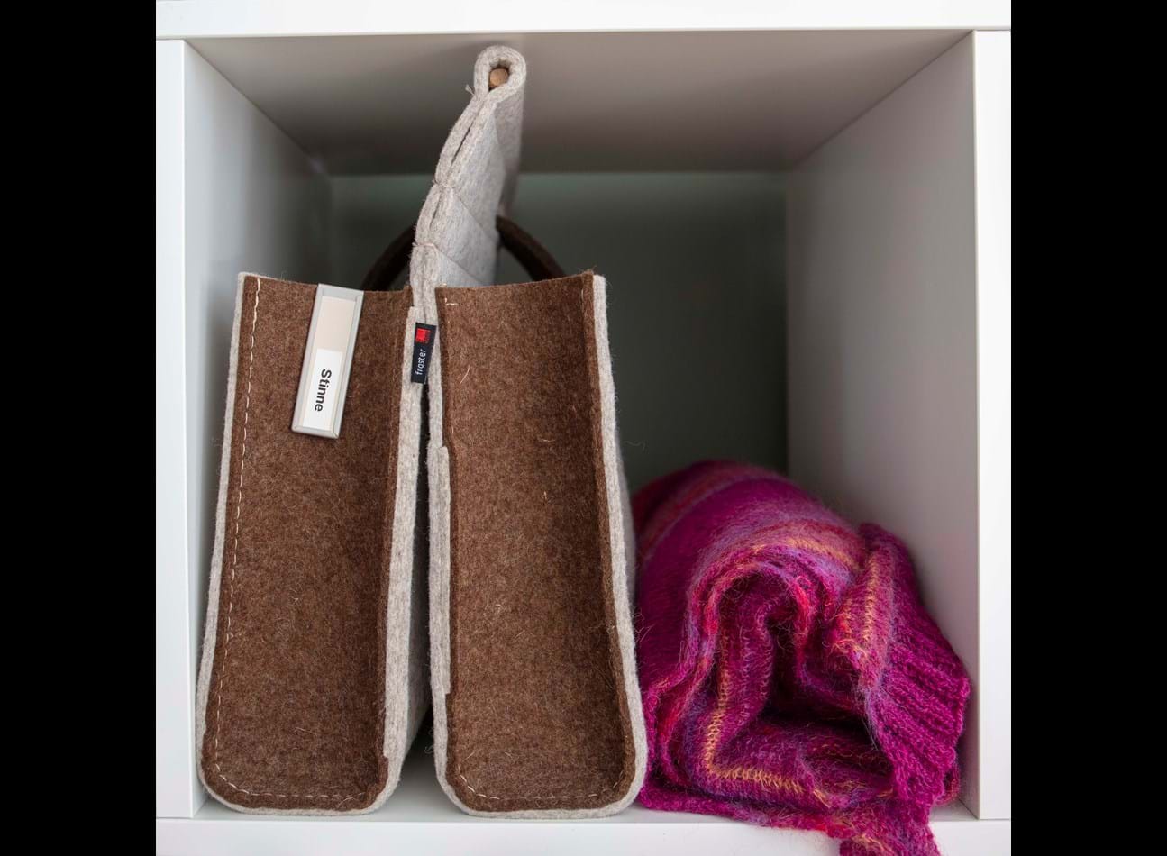 Filt taskei farve beige og deer med pink sjal i reol