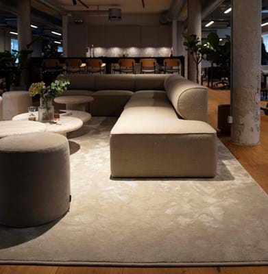 Makalu 3510, i lounge med højbord i baggrundern, Unify Partners