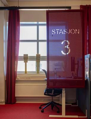 CoverSingle i rød filt foran tom kontorstol, YX stasjon, Norge 11.jpg