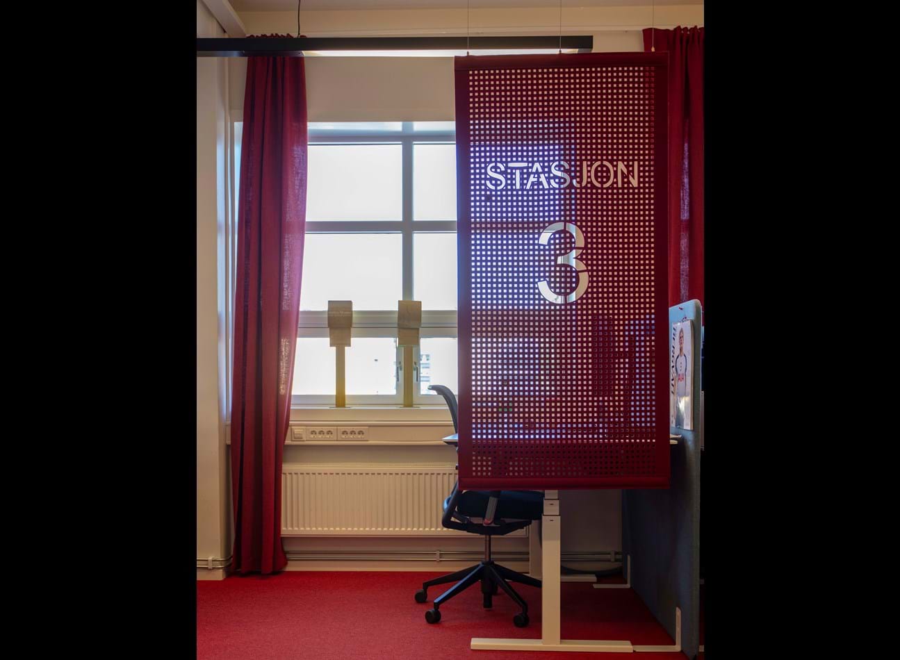 CoverSingle i rød filt foran tom kontorstol, YX stasjon, Norge 11.jpg