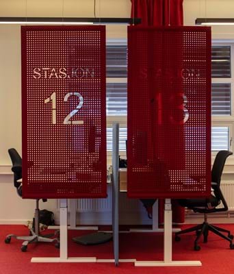 Cover i rød filt, kontorplads 12 og 13, YX stasjon, Norge