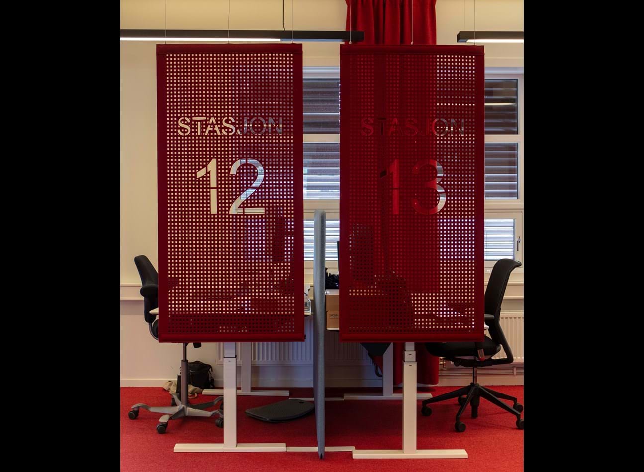 Cover i rød filt, kontorplads 12 og 13, YX stasjon, Norge