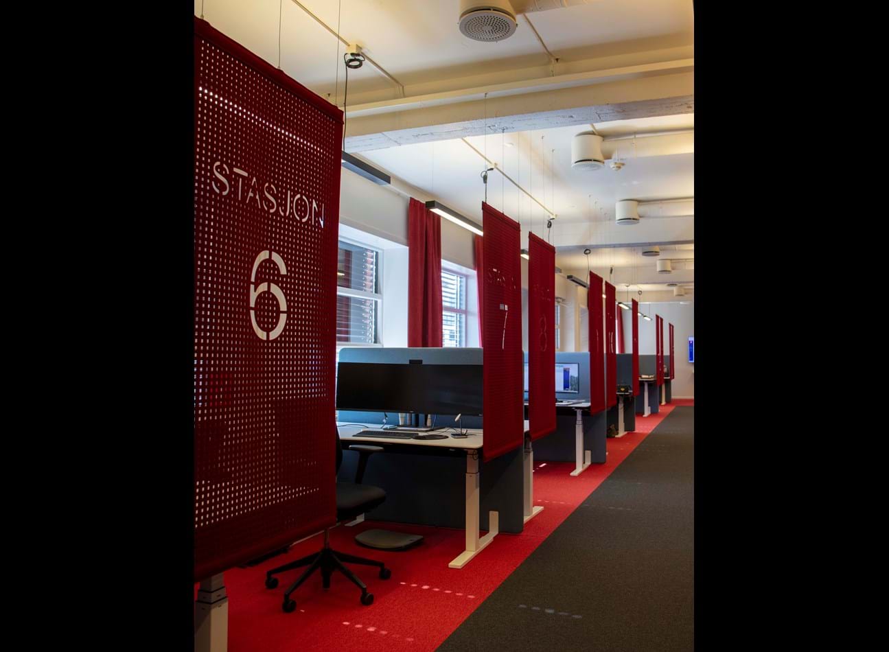 Ni covers på stribe i filtfarve red