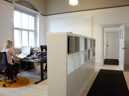 løber i grå filt på kontor