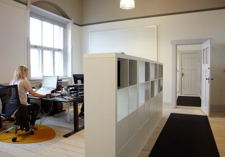 løber i grå filt på kontor