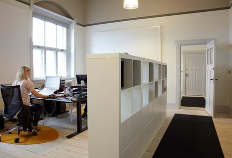 løber i grå filt på kontor