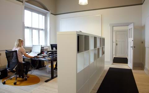 løber i grå filt på kontor