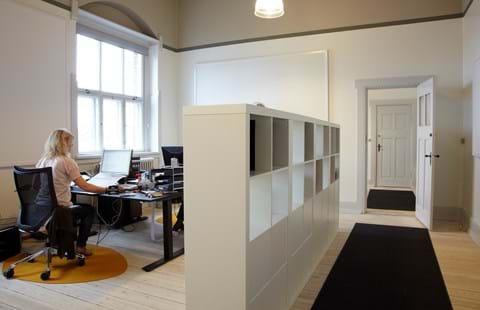 løber i grå filt på kontor